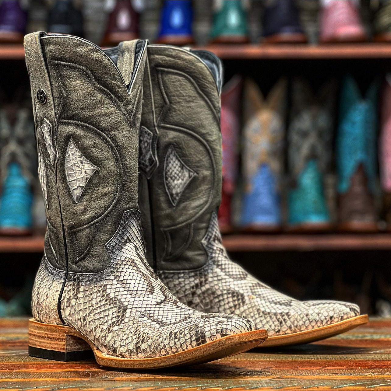 靴 Kmrii studs python boots KMRII - Leather boots with studs and python details – L'OBSCUR